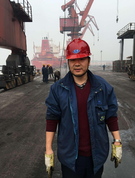 有時你會看到這樣一個身影，高高的個子騎著自行車來回穿梭在碼頭與貨場間，那是他去現(xiàn)場督促班組成員技能操作；有時會看到他手上、臉上滿是油污，那時他剛檢修完設(shè)備；有時會看到他在候工室組織班上成員學(xué)習(xí)交流；有時……每一天都早早來到單位，工作安排充實而有計劃。與他碰面時總會對你微微點頭，他就是具有親和力、謙虛上進的吊車班班長。  戚陽，于2001年部隊復(fù)員后被安置到泰州港務(wù)集團有限公司高港分公司擔(dān)任吊車司機工作；2006年被調(diào)至永安公司；2012年擔(dān)任吊車班副班長；2014年擔(dān)任吊車班班長至今。從事吊車工作已有十五年的他憑借著積極的工作熱情，扎實的工作技能，一日復(fù)一日地學(xué)習(xí)、反復(fù)琢磨、虛心接受新知識，功夫不負(fù)有心人，被評為2015年度省“五一”勞模。  能吃苦不怕累努力爭做一名合格的工人  “工作態(tài)度認(rèn)真負(fù)責(zé)、工作作風(fēng)踏實、不怕吃苦、任勞任怨、肯鉆研，并能帶動身邊的人努力工作，在自己的專業(yè)領(lǐng)域出類拔萃且能長期堅持?！边@是他所理解的勞模含義，十幾年來他一直踐行著這一句話。2006年，他作為第一批進港工人參加永安港務(wù)公司的建設(shè)，伴隨著永安港一路成長到現(xiàn)在。那時候公司只有幾間工程隊留下的簡易工棚，沒有食堂，沒有像樣的候工室，所有上班的人都混著呆在一個簡易工棚里休息，很凌亂，條件很艱苦。整個吊車班連班長一共才9個人，9個人24小時的倒著上班，有時候甚至不回家，就住在永安街上的旅館里，睡醒了繼續(xù)上班。就是這樣他們做出了傲人的成績：三臺門機，幾個人，卻干出了一個月近千萬元的產(chǎn)值?？上攵麄兊墓ぷ髁考肮ぷ鲝姸龋悄莻€時候大家從沒有喊過苦，在這樣的環(huán)境氛圍內(nèi)成長著，他唯有低頭拼命工作。平時在班上眼快、手勤學(xué)技術(shù)，并且利用業(yè)余時間勤奮學(xué)習(xí)理論知識，不斷提高自己的文化素質(zhì)，一步一個腳印，踏踏實實。  花心思 花精力 努力成為大家的好班長  “能干能吃苦才是硬道理”這是他經(jīng)常在班上對大家念叨的口頭禪。自2011年以后，吊車班陸續(xù)補充了司機，基本全是學(xué)校的應(yīng)屆畢業(yè)生，來了以后，什么都不會，在家都是心肝寶貝，帶來了許多在學(xué)校時的壞習(xí)慣，散漫懶惰，大多數(shù)人都以自我為核心。怎么把他們變成合格的工人，還要在他們實習(xí)期一年里要教會他們操作技術(shù)、培訓(xùn)他們的維修技術(shù)。大家都知道吊車崗位不僅僅是會開吊車，模仿幾個操作那么簡單，還要會檢查起重設(shè)備運轉(zhuǎn)情況、零部件保養(yǎng)等等。  作為班長的戚陽，深知自己身上責(zé)任的重大，花了不少心思琢磨一番。根據(jù)他們的實際情況，他采取了比較野蠻但比較有效的方法即挑選苦累的活帶頭和他們一起干，有時明明有更輕松簡單的法子偏偏不用，比如能用機械配合的他不用，純粹用人干，在干的過程中注意觀察哪些人干的好，做事盡力，這時就要當(dāng)眾進行表揚，讓干的好的越干越有勁，干的不到位的知道努力的方向在哪里，主動向班組成員傳授他的工作經(jīng)驗。平時大家在一起輕松聊聊天，說說誰吊車開的好，好在哪里，拿出好的方法切磋切磋，給他們營造互相競爭、互相學(xué)習(xí)的良好氛圍。這個方法的堅持讓他們做起事來基本不會出現(xiàn)怕苦怕累的情況，也讓他們真正理解了工人和學(xué)生的區(qū)別。就這樣在他的引導(dǎo)下，吊車班如今已形成了大家共同分享現(xiàn)場操作、檢修實戰(zhàn)經(jīng)驗的凝聚力、上進班組，極大地提高班組整體現(xiàn)場操作、檢修技能。他自己更是不斷地學(xué)習(xí)，努力挖掘自己的專業(yè)技能。  精心操作 創(chuàng)新實踐 降本增效  為積極響應(yīng)集團公司的降本增效號召，他努力動員班組人員降成本、反事故、反三違，強化“一點點安全隱患都可能變成大事故”意識，落實行動。各方面，小細(xì)節(jié)，搞創(chuàng)新，有成效。其中在操作上，他們班組將鋼絲繩防轉(zhuǎn)球更換為左右旋鋼絲繩，再結(jié)合鋼絲繩日常使用的實際情況，他們大膽改進，將其長度減少近二十米，改進后的鋼絲繩長度完全能滿足生產(chǎn)及維修的需要，降低了操作能耗；在修舊利廢方面， 4#門機中心柱集中加油機故障，經(jīng)廠家檢修發(fā)現(xiàn)加油機泵芯損壞需要換，他帶領(lǐng)大家利用老舊零件對泵芯進行銅焊修復(fù)，上機試用，加油機一切工作正常，降低不少成本。維修所使用螺絲螺帽小配件都盡量做到用多少領(lǐng)多少，剩余及時交回倉庫。將精神文明建設(shè)及創(chuàng)新管理工作貫穿始終。  在他眼里，班組其實就是一個家庭、一個團隊。作為一名班組長，他認(rèn)為需要具備的素質(zhì)是公平、公正，只有一視同仁，在平時處理問題對事不對人，團隊才會有凝聚力、向心力。他一直以身作則，要求別人做到的，自己一定做到并且還要做好，要求別人不做的，自己堅決不做，以情感人，以言服人，以行化人。正是在這樣的精神和行動的影響下，全體組員勤于工作、樂于奉獻(xiàn)，臟活、累活干在前，團結(jié)帶領(lǐng)全班克服種種困難。  有多少付出，就會有多少回報。他所帶班組曾多次榮獲（集團）公司的“先進班組”，“安全先進班組”稱號，2012年度他所帶班組被評為省“工人先鋒號”，2015年他本人被授予“江蘇省五一勞動獎?wù)隆埃?016年他們班組兩名成員分別獲得了高港工匠及金牌藍(lán)領(lǐng)的榮譽稱號。  對于困難他永不服輸、對于工作他永不放松，對于榮譽他永遠(yuǎn)認(rèn)為只屬于過去，他以飽滿的工作熱情，憑著扎實的理論功底和過硬的操作技能，在本職崗位上做出了顯著成績。自從2001年部隊復(fù)員就一直在泰州港工作至今，可以說他把人生中美好的青春奉獻(xiàn)在了這里，但他從沒有過后悔，與同事同甘共苦的成長經(jīng)歷讓他一生難忘，對于見證泰州港之永安港務(wù)的建設(shè)歷程，他視為驕傲。  小伙伴們，讓我們?yōu)樗c贊吧，他是我們青年榜樣的代表！